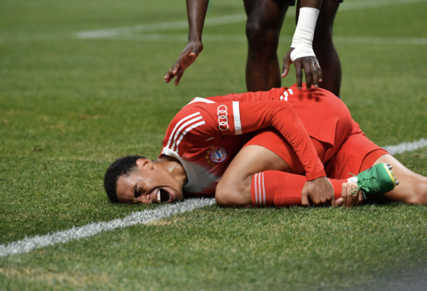 Bayern Munich bị những cú đá