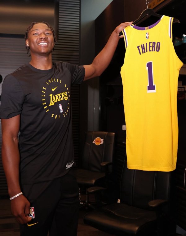 Lakers đã ký hợp đồng với số