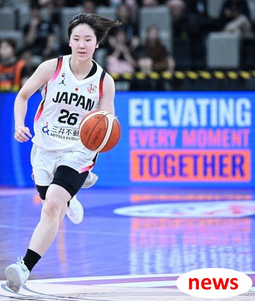 Tian Zhong tấn công đội bóng